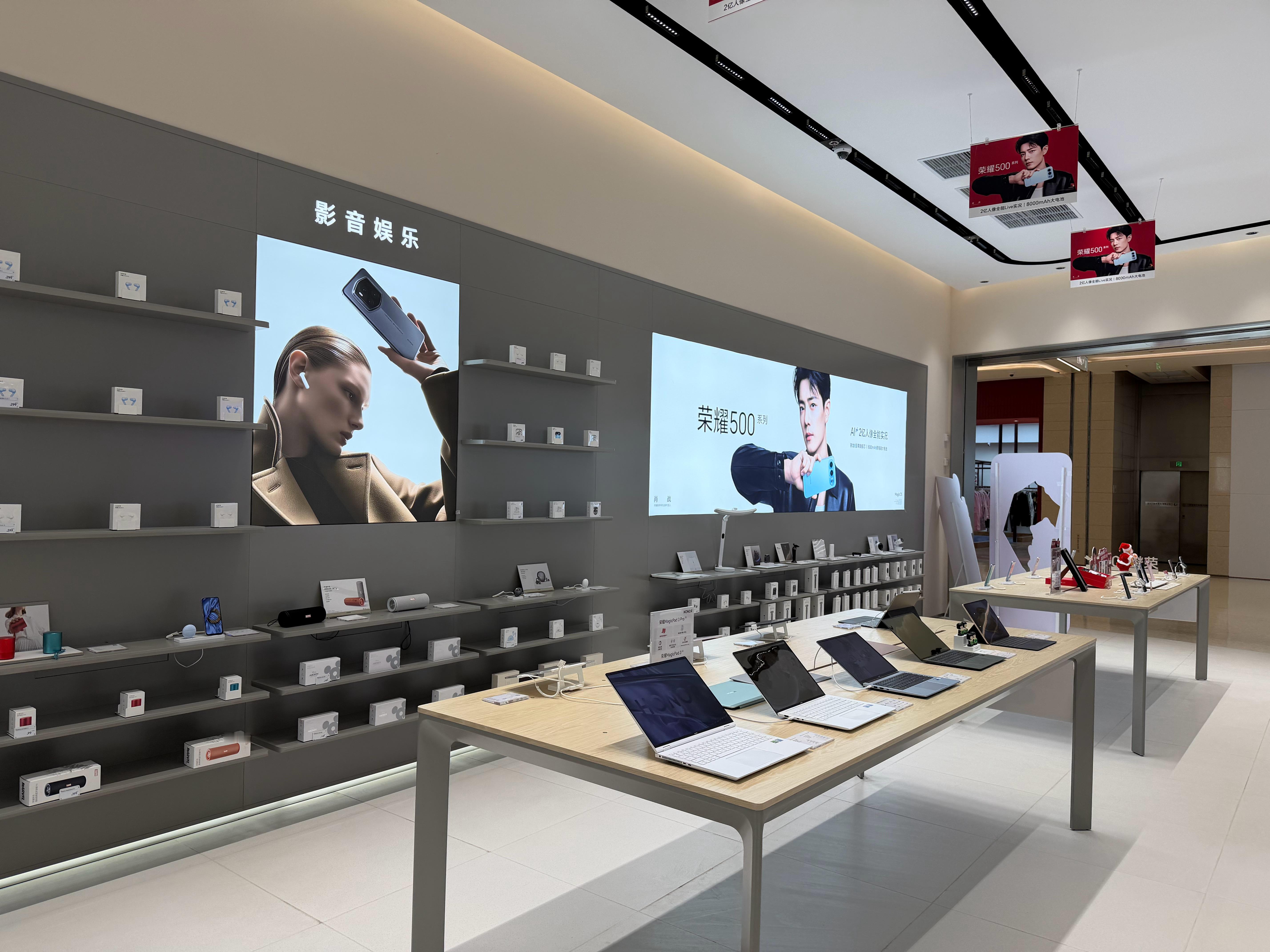 来荣耀店里给荣耀GT Pro免费贴个膜，天天打游戏，疏油层都磨没了 