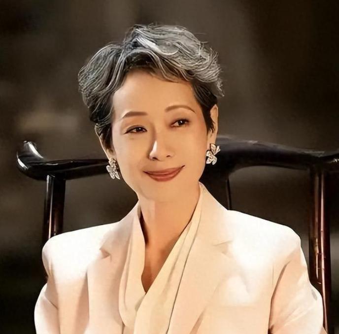 三十八年不要孩子，丈夫在外面的风流账数都数不清，可她就是不提分手两个字。六十三岁