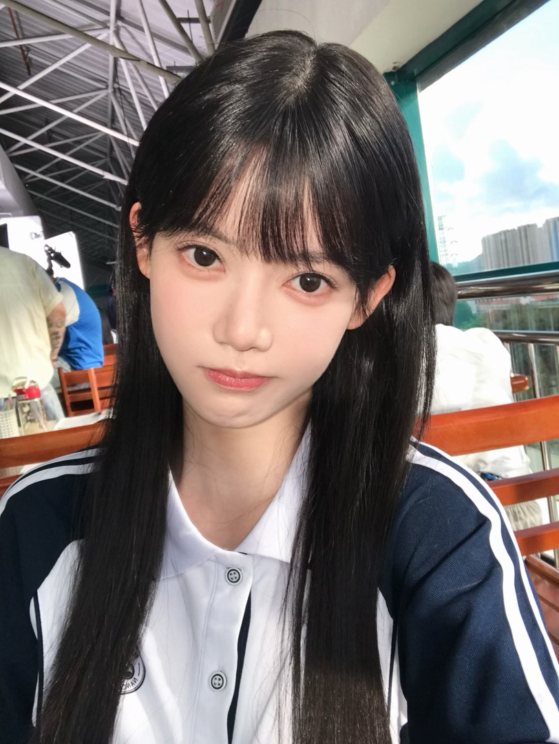 请问哪个是鞠婧祎 