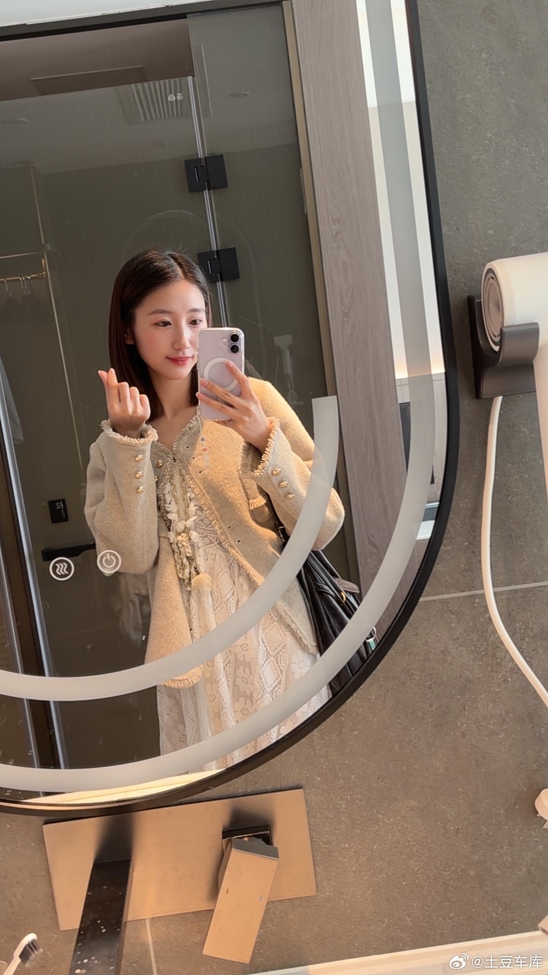 孩子他妈发的自拍能打多少分？？？？ 