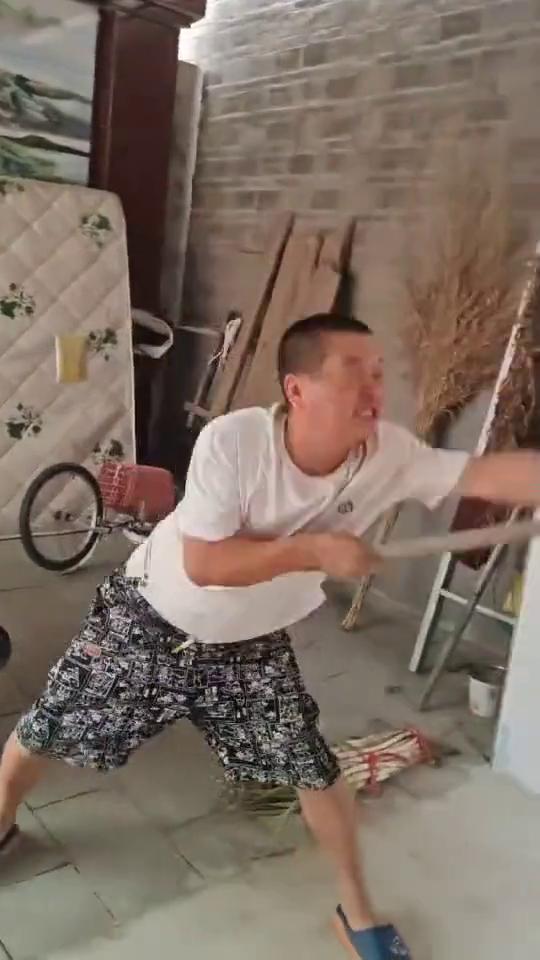 站好了，三二一。