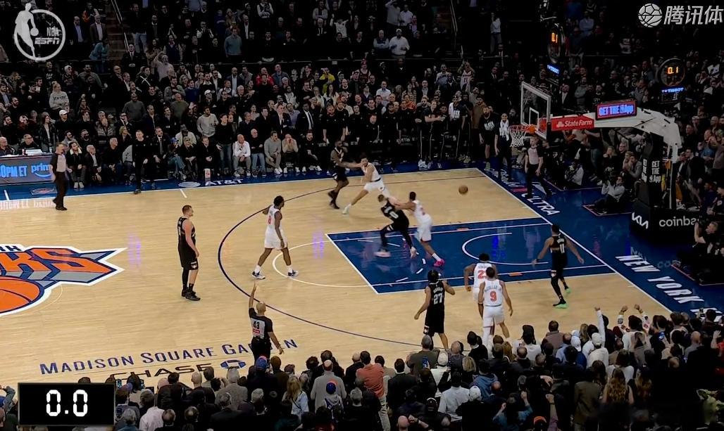 关键时刻，掘金落后2分，穆雷3分不进，但是吹了布里奇斯抢篮板推人犯规，直接送布劳