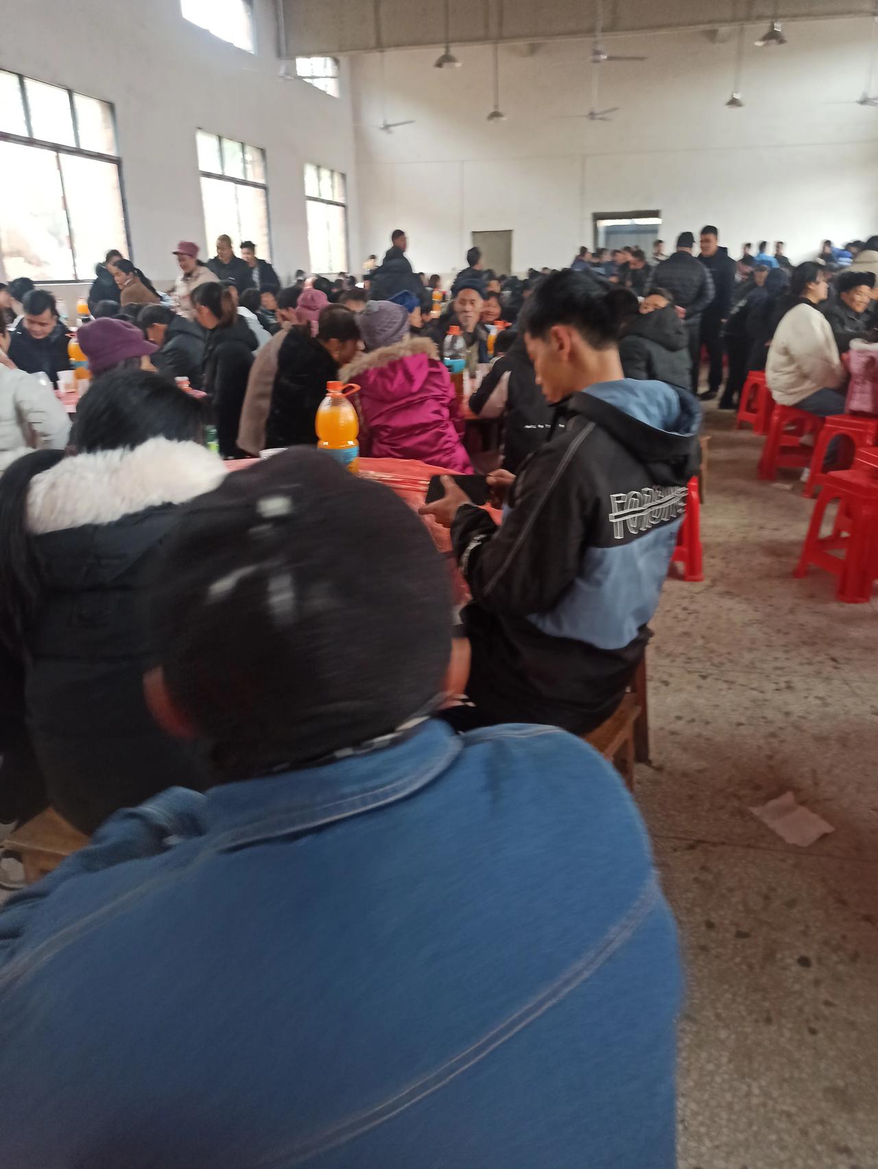 邻居在县城买了一套房子，现在见人就发请帖，让人去他家吃入住新房的酒席。

我跟他