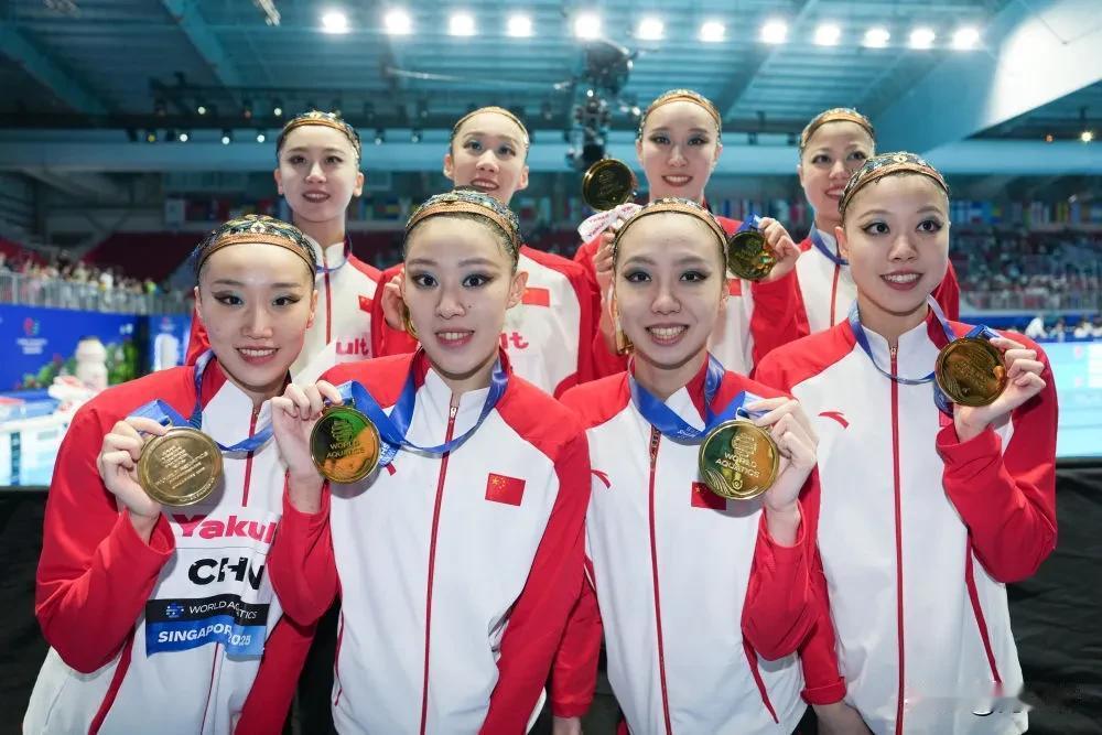 当《秦俑魂》的战鼓在新加坡泳池炸响，八位姑娘以黑金戎装化作破土而出的兵马俑阵列，