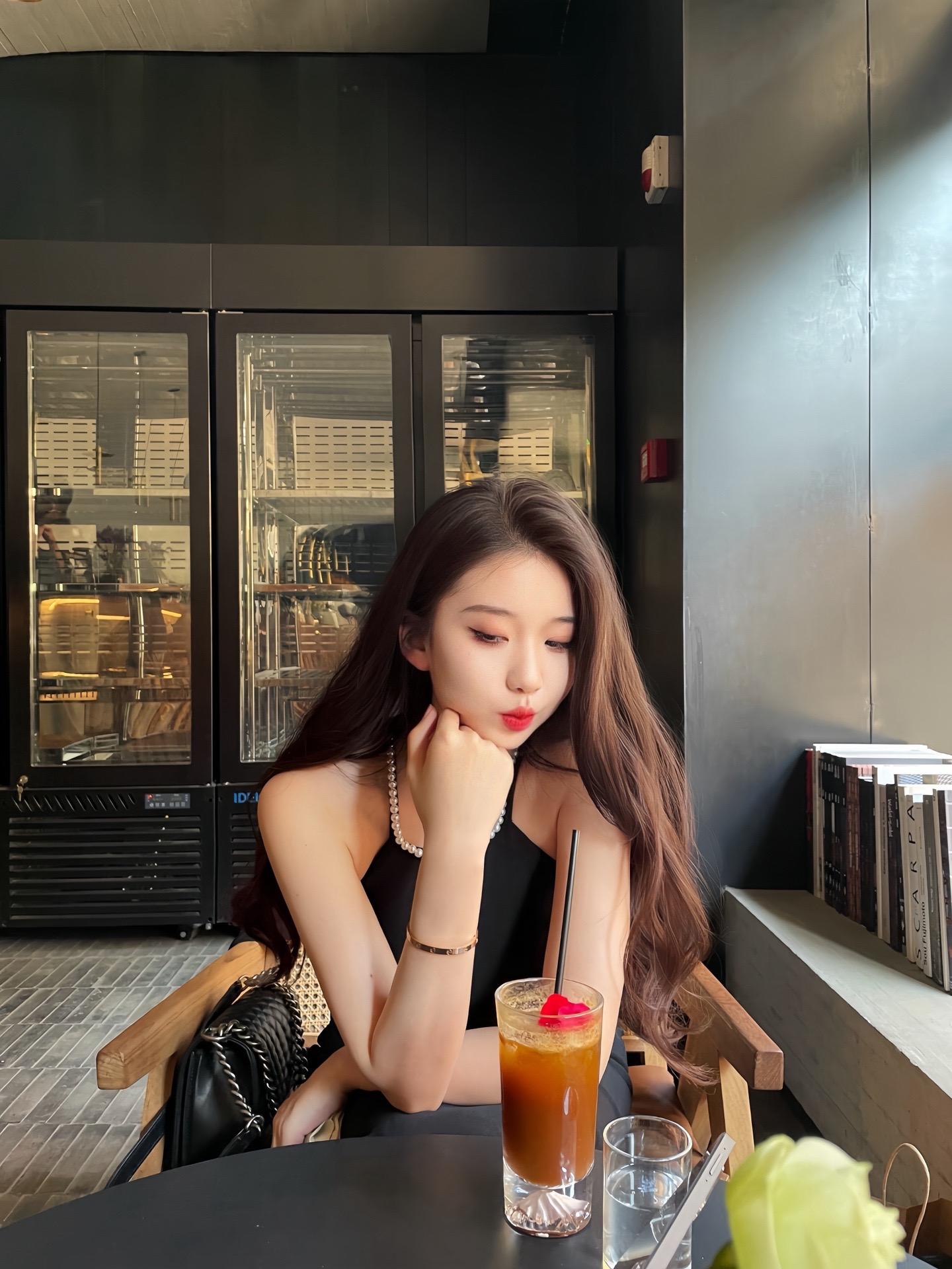 苍白的话语刺痛着耳朵。