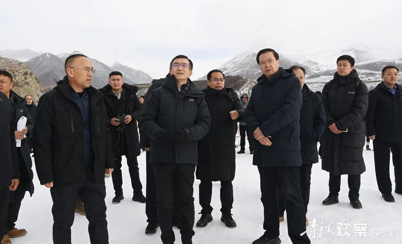 青海省长罗东川徒步到海拔4350米岗什卡雪峰大本营，调研冰雪运动和冬季旅游。 