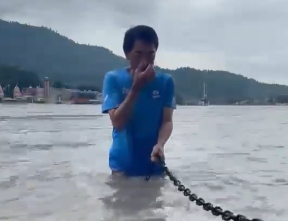日本大使在恒河沐浴，捏着鼻子感谢印度，称内心充满了敬畏和感恩！9月6日，日本驻印