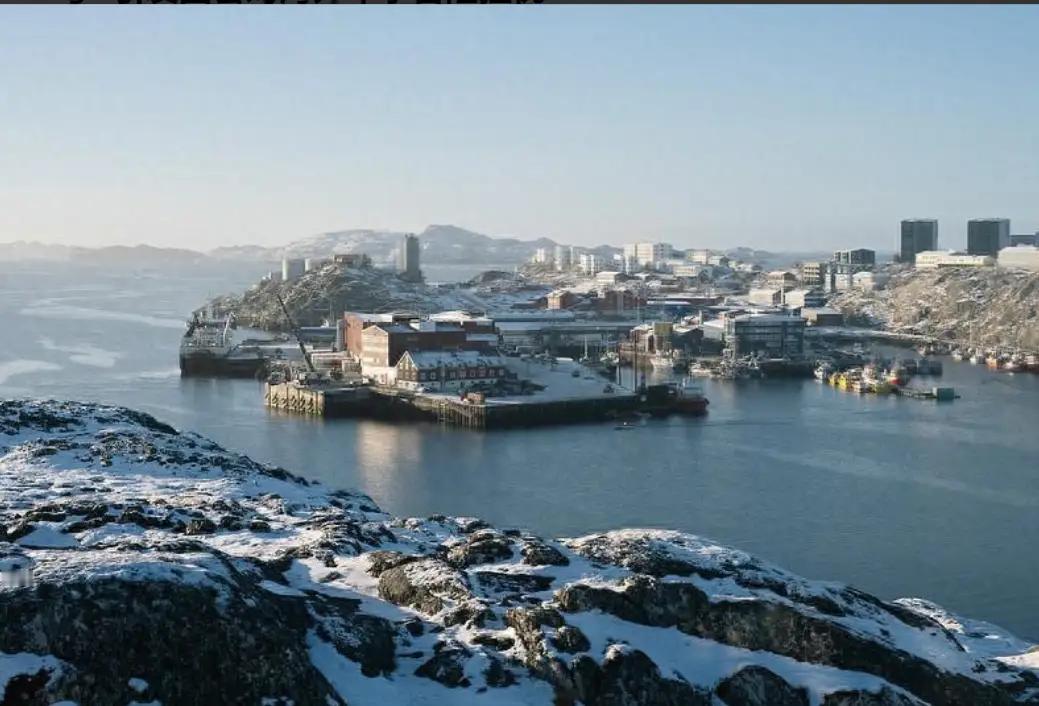 依照特朗普的个性和商人的思维，本来是想把格陵兰岛买下来，当然，他算盘打的精。他准