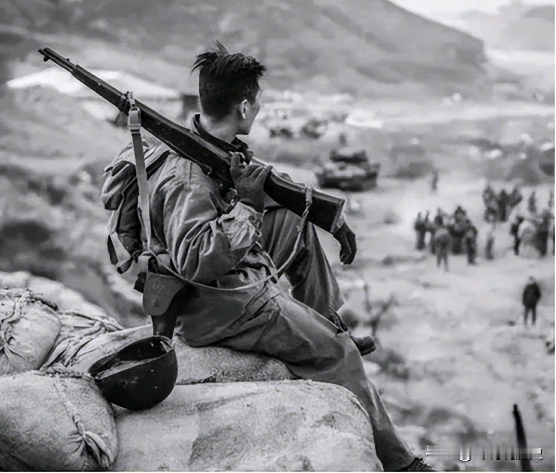 1951年，17岁志愿军战士被俘虏，美军打算押他请赏，可路上，前面美军突然脚滑摔