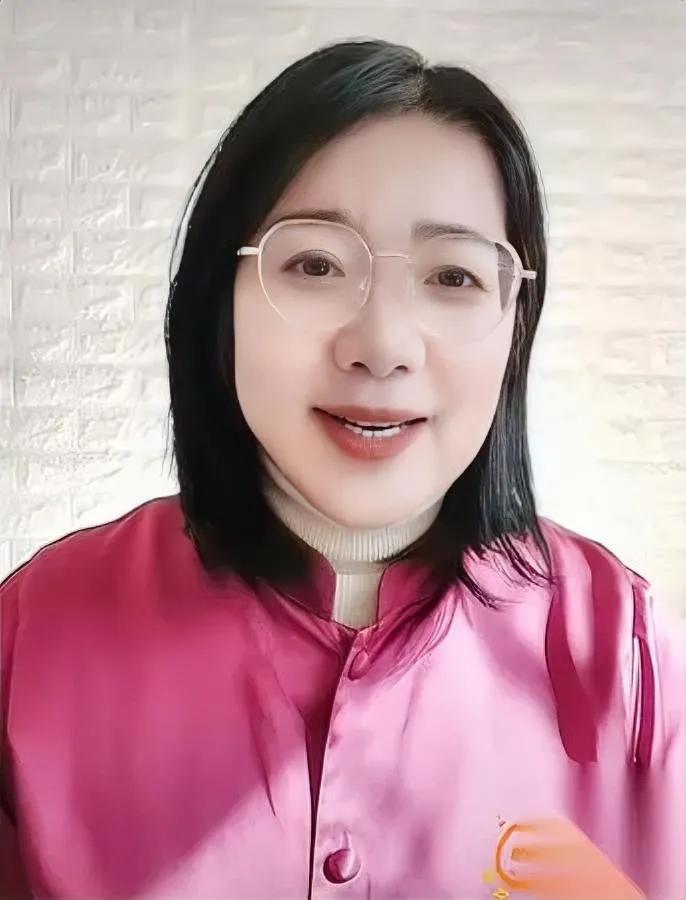 杜女士直播不对劲？

避谈官司却喊团结，有情况！

直播间里的杜女士有点反常，以