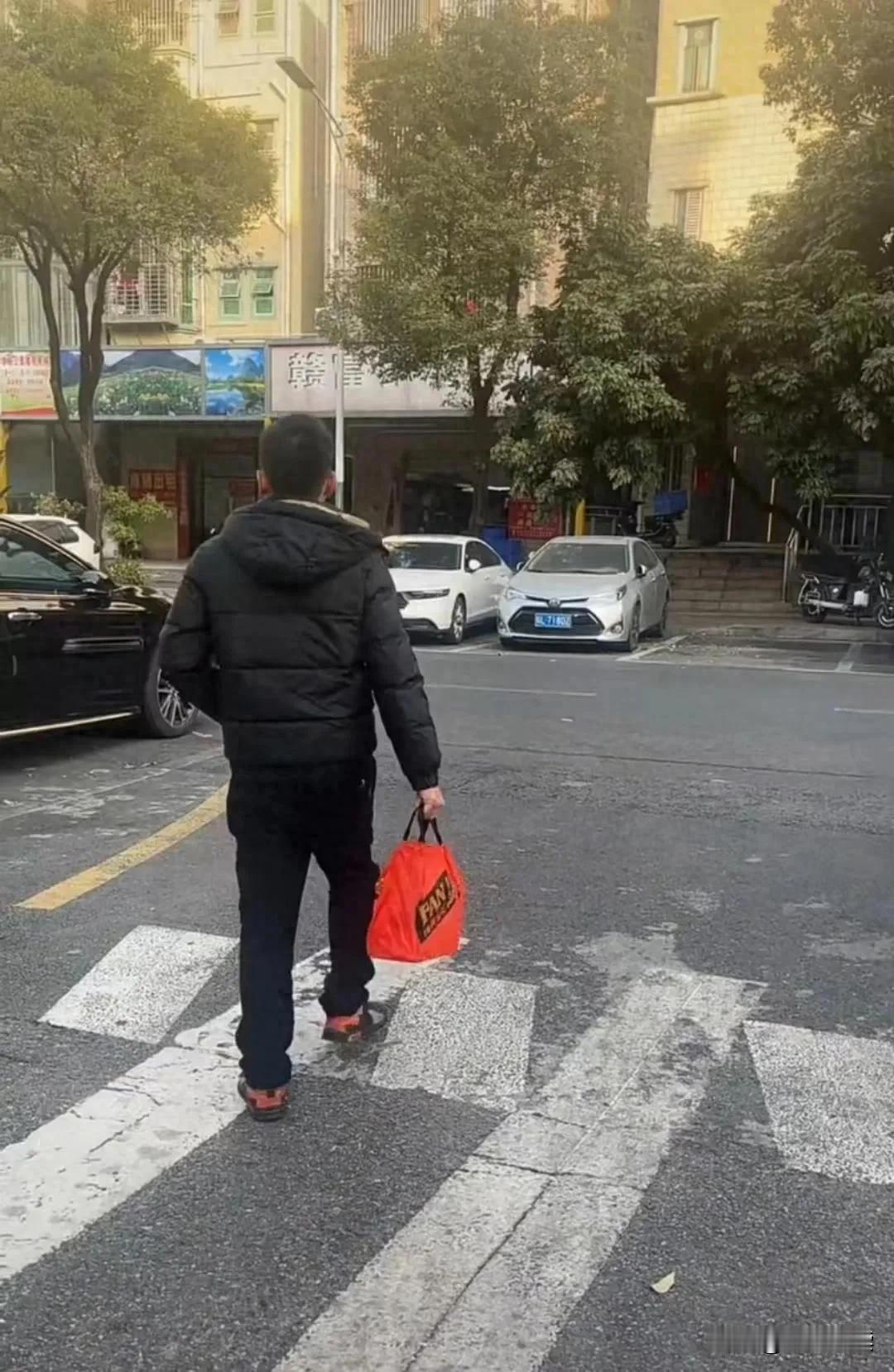 徒步从深圳回湖南老家过年，历时10几天花费数千元，是挑战自我还是作秀？

在新春