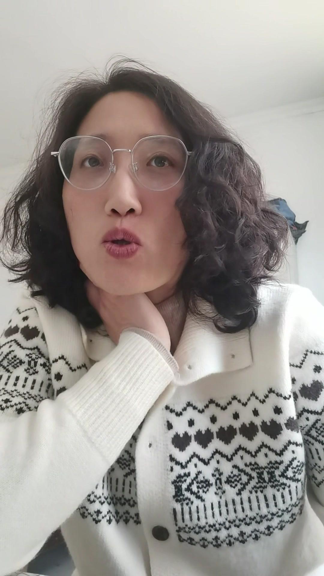 如何学会与同事聊天？1️⃣扮演“捧哏”角色，用分享欲激发对方认同感。要学会倾听，