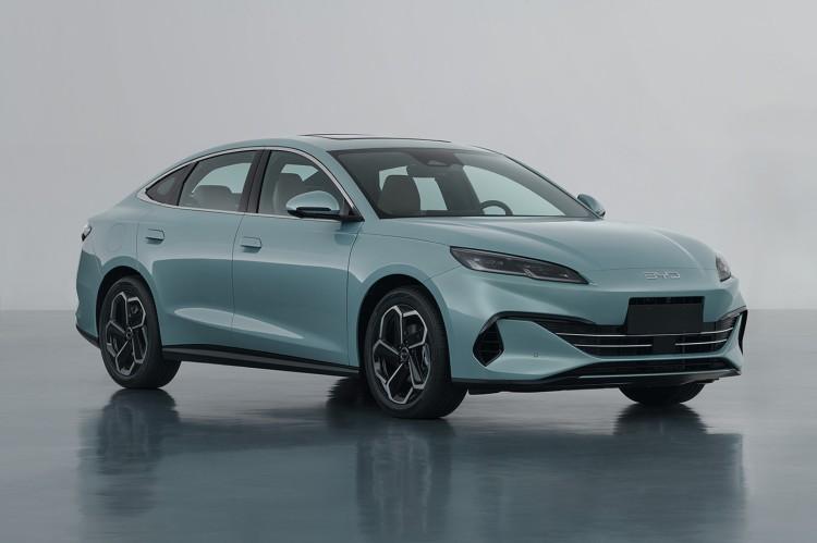 比亚迪汽车近日发布了海豹06 DM-i的内饰官图，该车定位低于在售的海豹DM-i