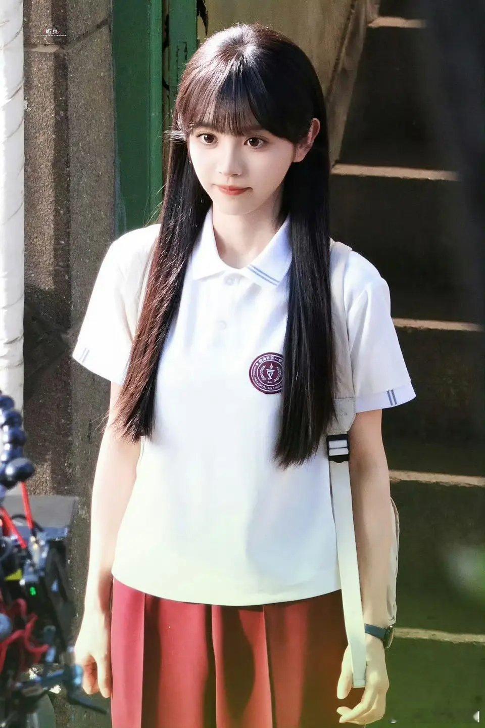 田曦薇现在又开始营销天才女友了敢不敢不刘海掀开 