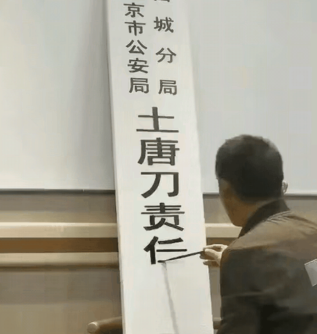 大哥这手就自带标尺，太牛了！你上次写字是啥时候？（签名，留号码除外） 