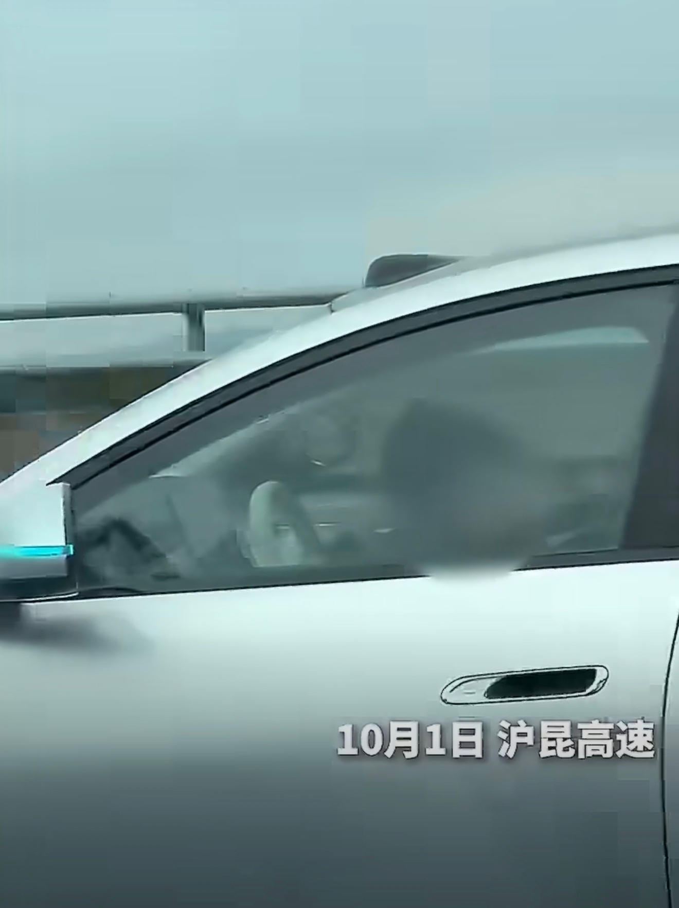 司机被拍到高速开智驾睡着以后增加一个功能，智驾的摄像头监测到车主睡觉，全车音量开