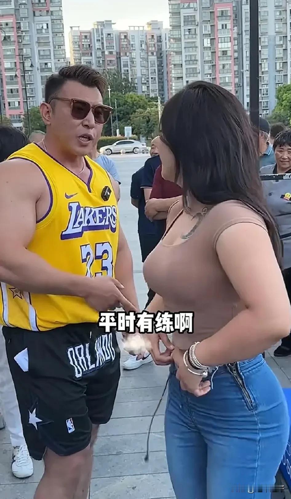 这种街头抓力挑战比赛，你能坚持100秒吗？
       有一位健身博主在街头进