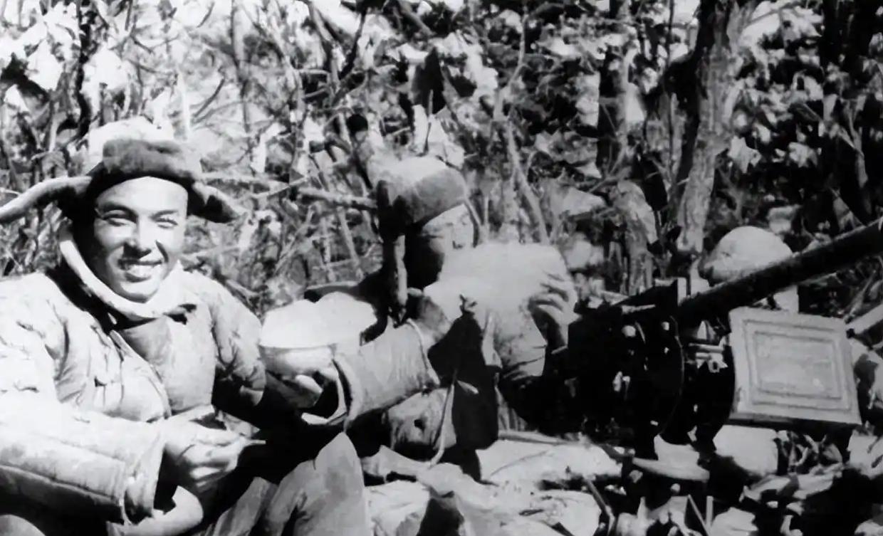 1952年4月，一支衣衫褴褛的队伍出现在志愿军哨位前。

哨兵端起枪，厉声喝问：