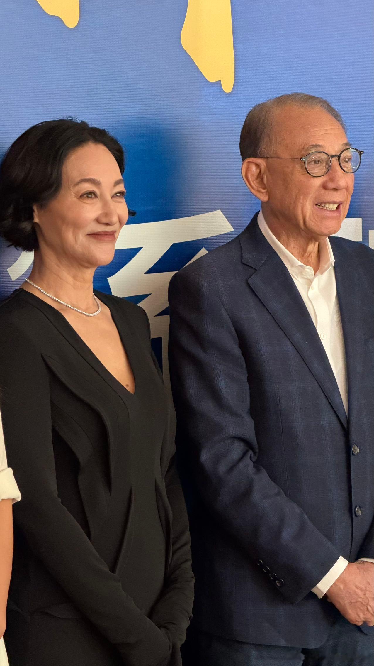 杨受成惠英红慈善演讲 英皇集团主席杨受成与慈善演讲，一直都知道红姐坚持公益道路，