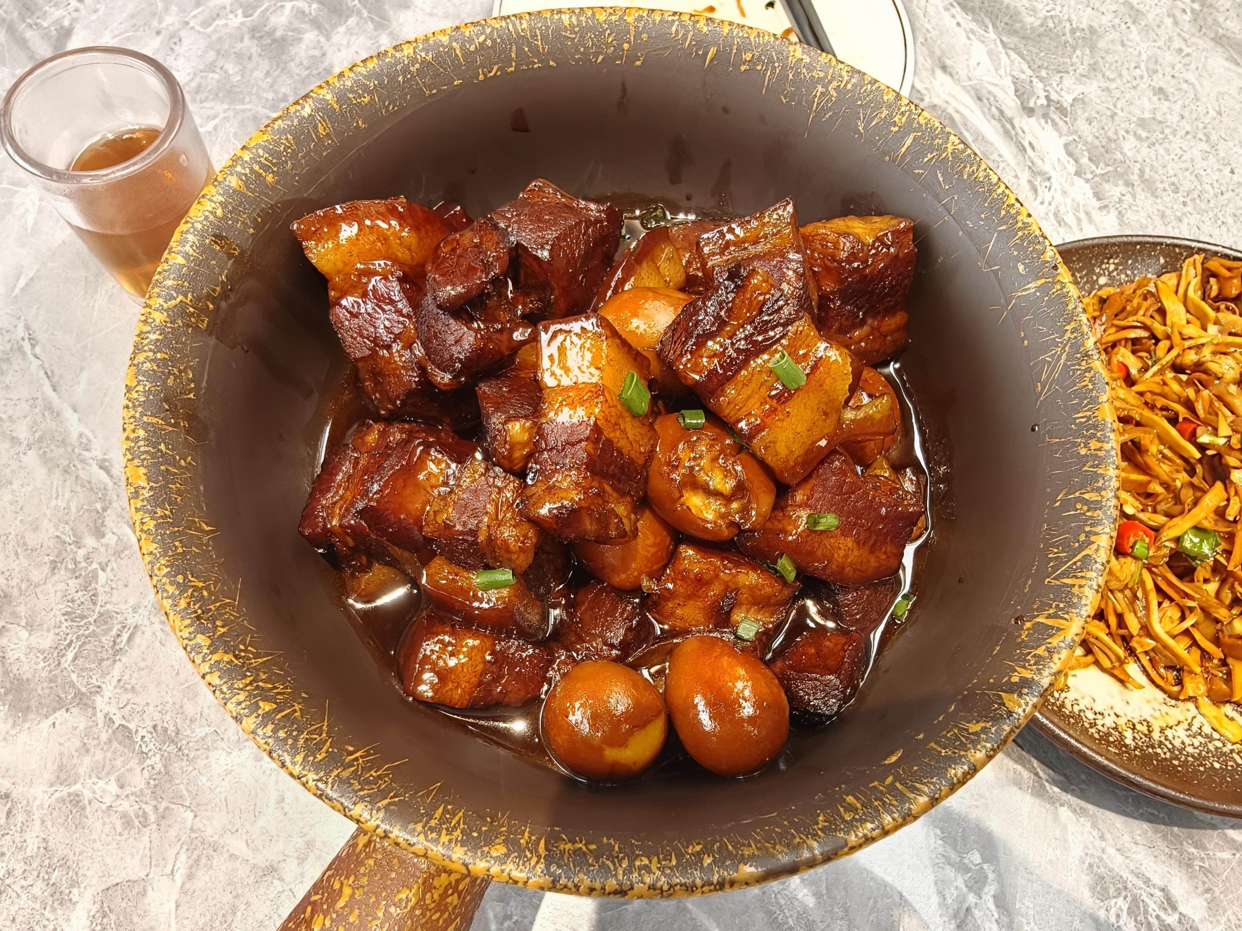 刘强东发起美食大赛听说刘强东办美食大赛，单道菜最高奖100万，我这红烧肉炖土豆必