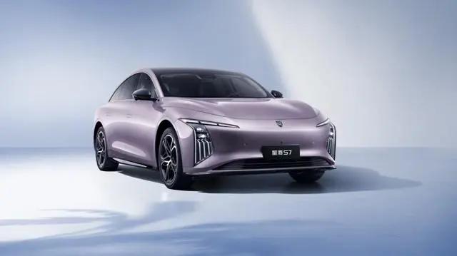 家用也超合适：后排坐仨人不挤，中控大屏跟玩iPad似的，动动嘴就能切歌调导航（虽