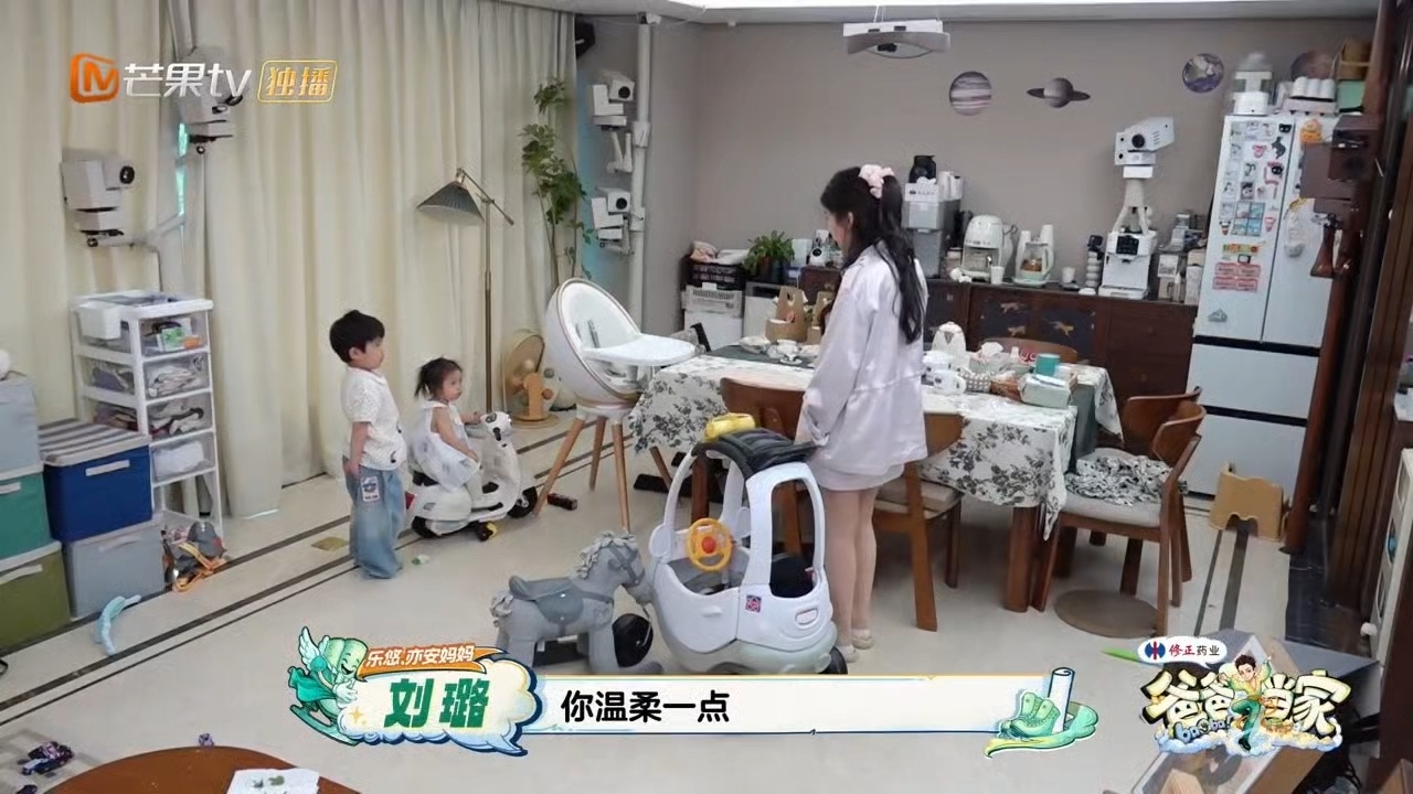 闫涵刘璐处理二胎矛盾的方式最戳我的其实是夫妻俩的同频。闫涵会主动反思自己对哥哥的