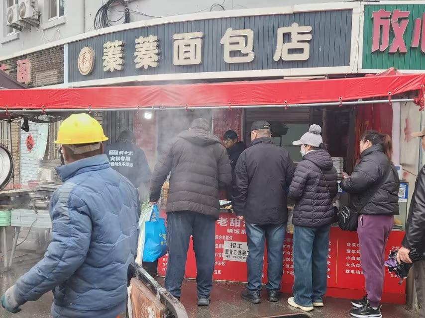 春节假期过后的街景
  春节假期刚过，街道上、及各大早市市场又恢复营业，春节期间