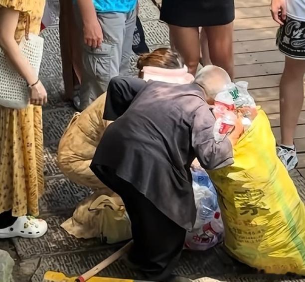 官方通报张家界景区老人拾荒网传张家界景区拾荒老人事件官方通报来了📢针对网络流传