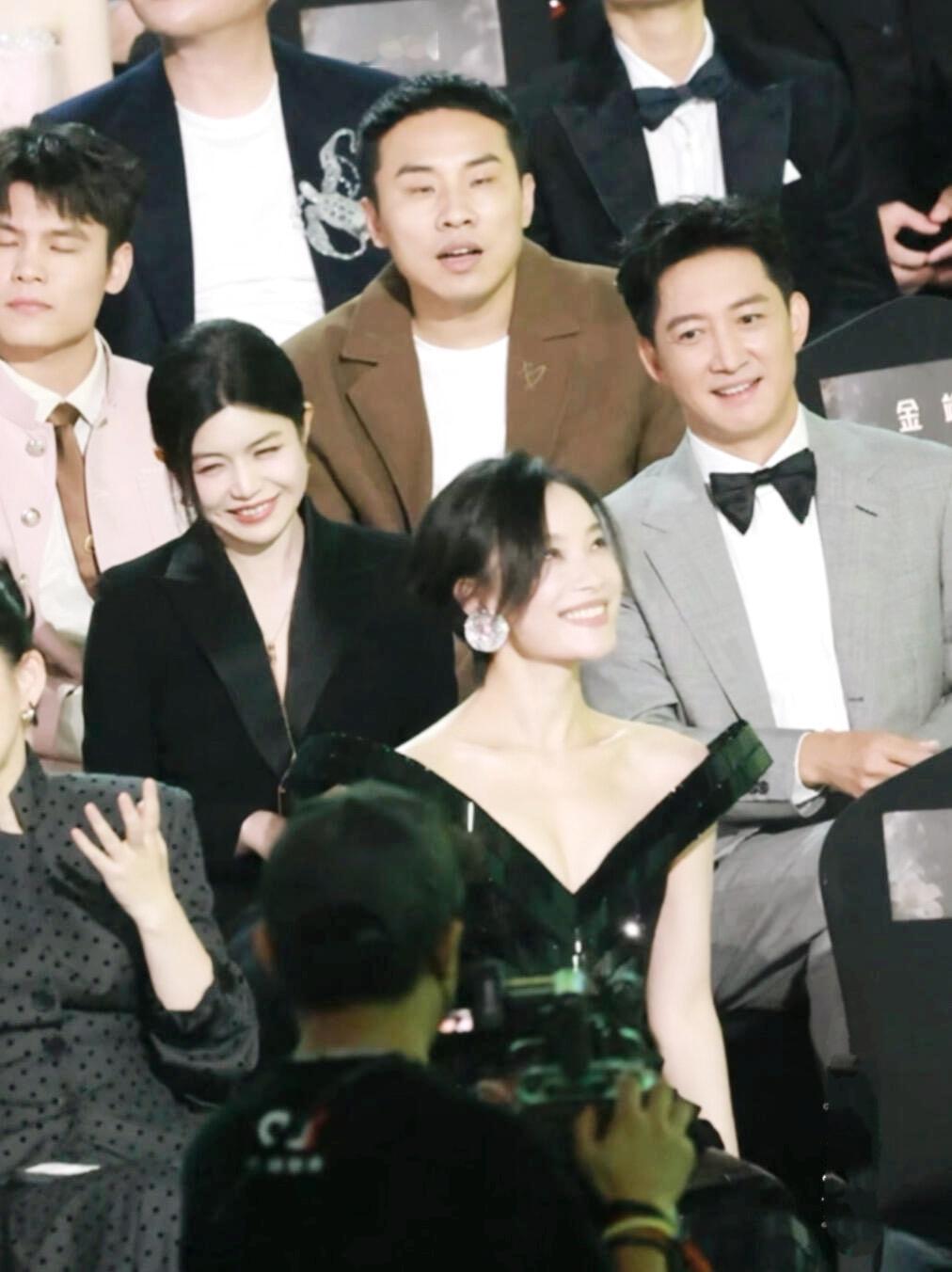 美的美帅的帅，搞笑的依然搞笑。倪妮这一身真的是性感清凉，陈妍希眯眼笑，看得出来心