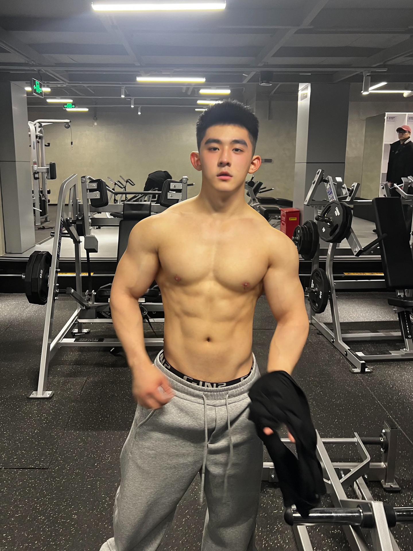 太懒了！总是最晚来练到健身房关门🏋🏻。