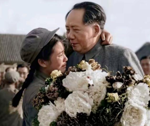 1952年，中南海怀仁堂外草坪，毛主席接见志愿军归国代表团，献花环节，19岁的志