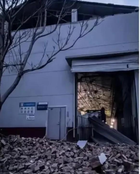 5个人，12小时，15炉钢。这不是什么先进生产记录，是包钢一个夜班的日常。
 