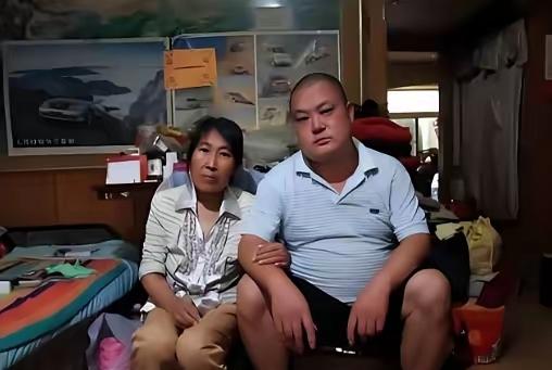 2012年，廖丹因拖欠医院17.2万元，当着尿毒症妻子的面，被警察抓捕。没想到警