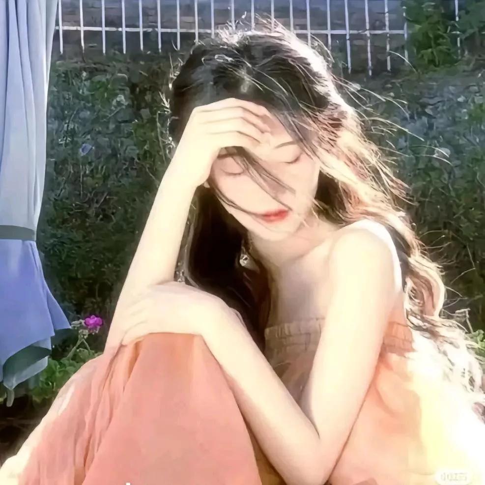 午后慵懒时光，微风轻拂发梢，静享片刻宁静。