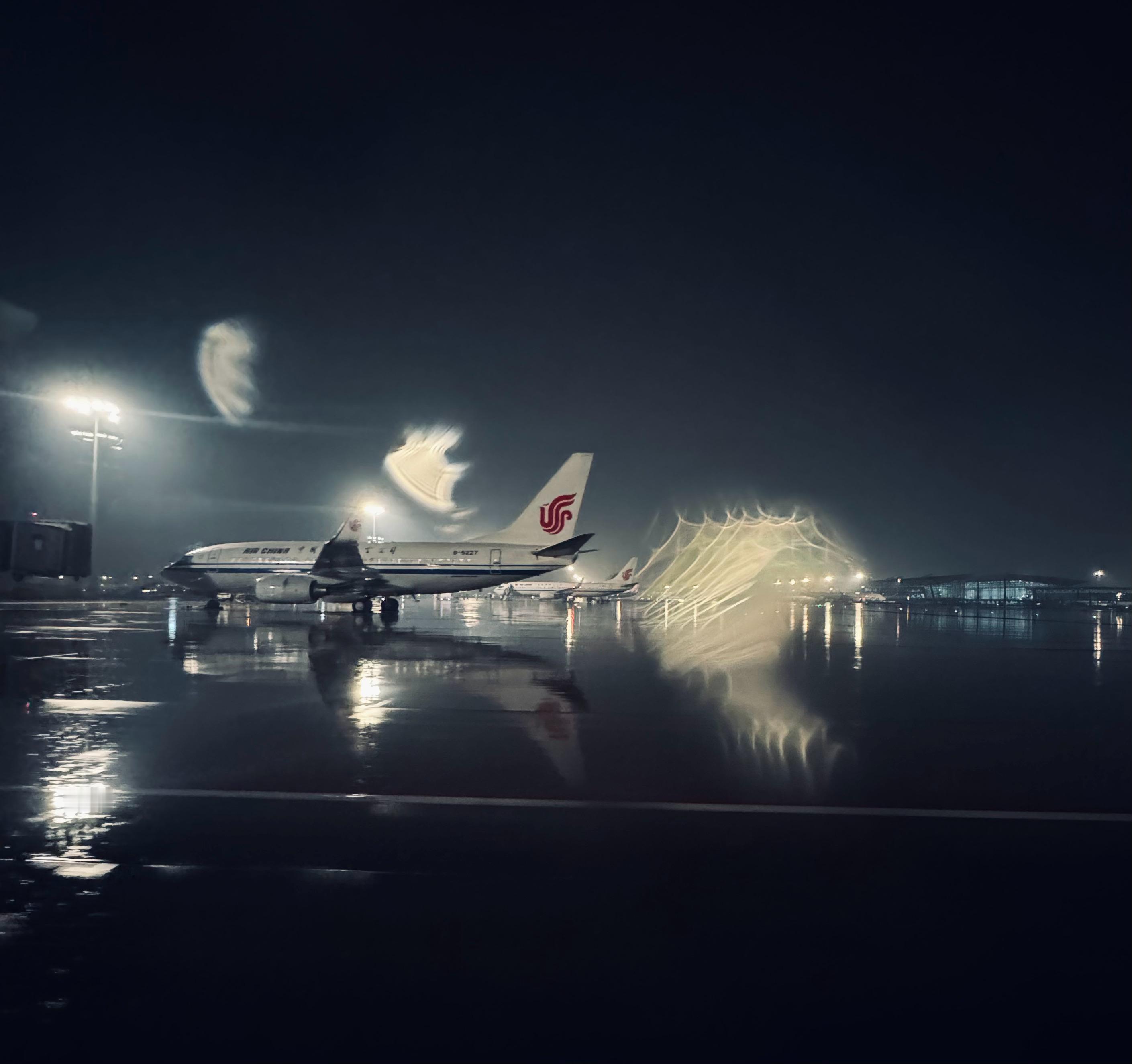 北京下雨了，景德镇也是小雨，两边都颠簸，但都是轻轻一晃，就落地了。我的日常plo