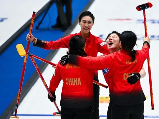 中国女子冰壶“痛失好局”!
2026年2月15日，米兰冬奥会女子冰壶循环赛第六轮