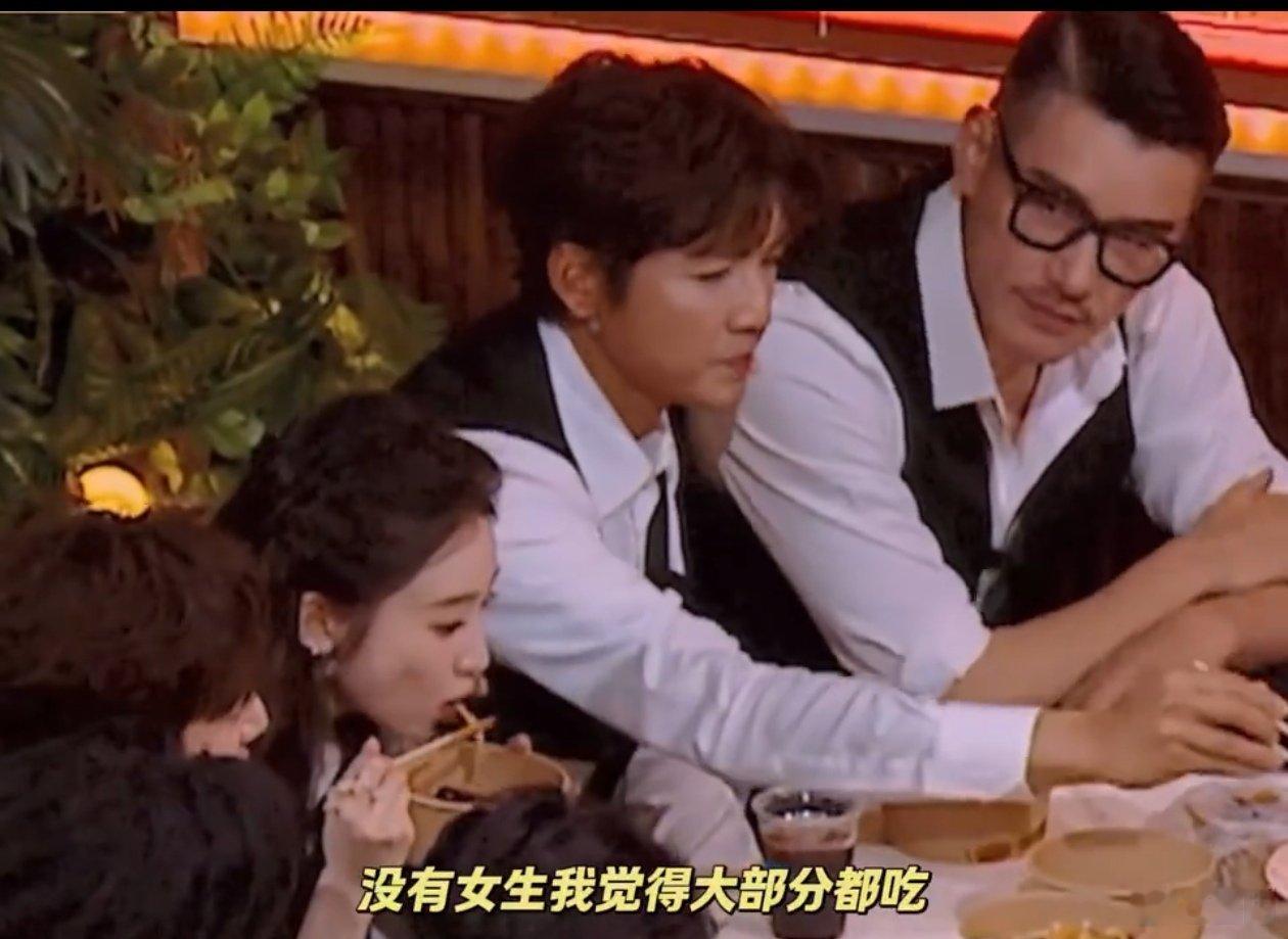 胡兵一直讲钟汉良一直吃胡兵一边讲钟汉良一边嚼 胡兵全程开启授课模式，一本正经讲解