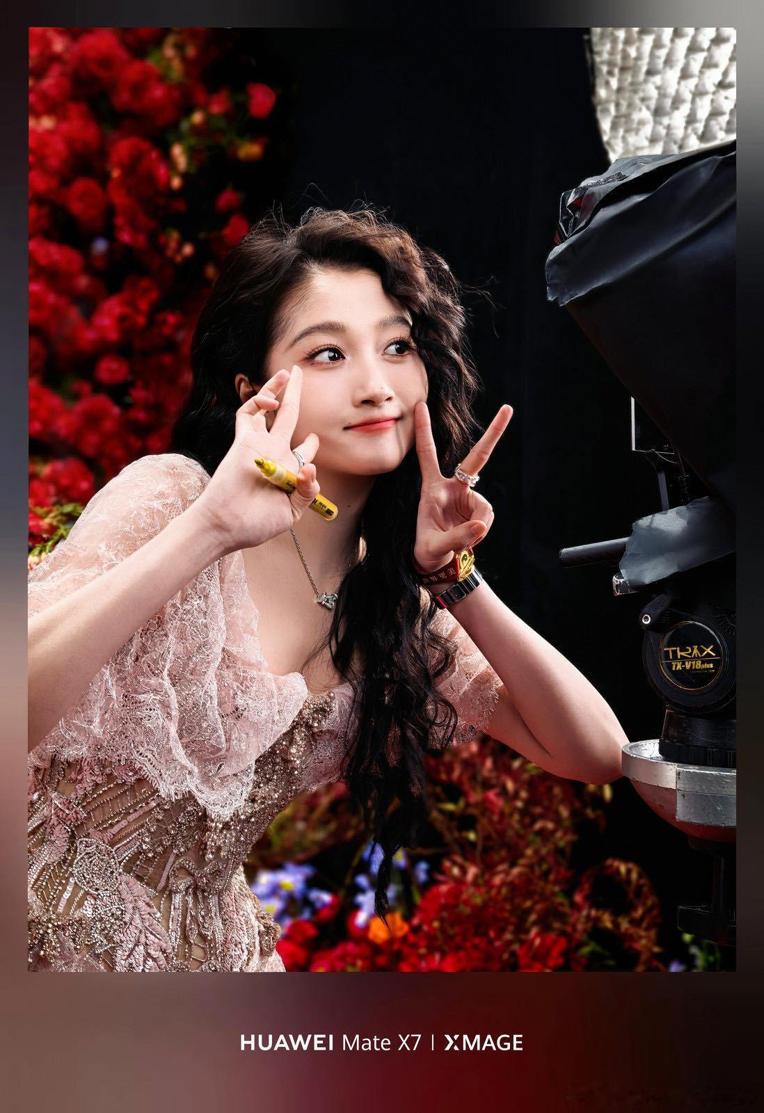 这个阵容内娱好久不见微博之夜舞台上关晓彤鞠躬的瞬间满是诚意，衣摆的垂落弧度、发丝