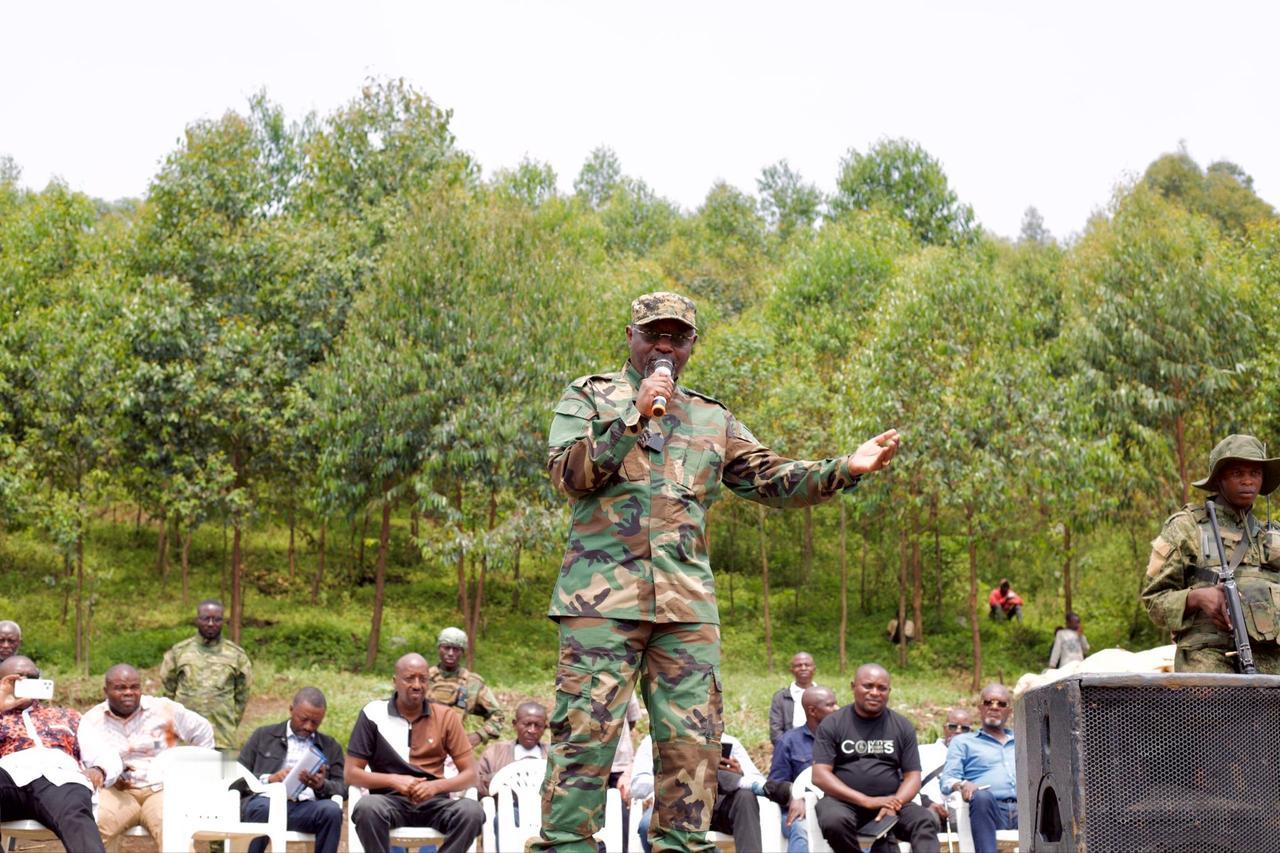 南基伍省 在气氛热烈的集会上，省长帕特里克·布苏·布瓦·恩格维与米诺瓦民众共同参