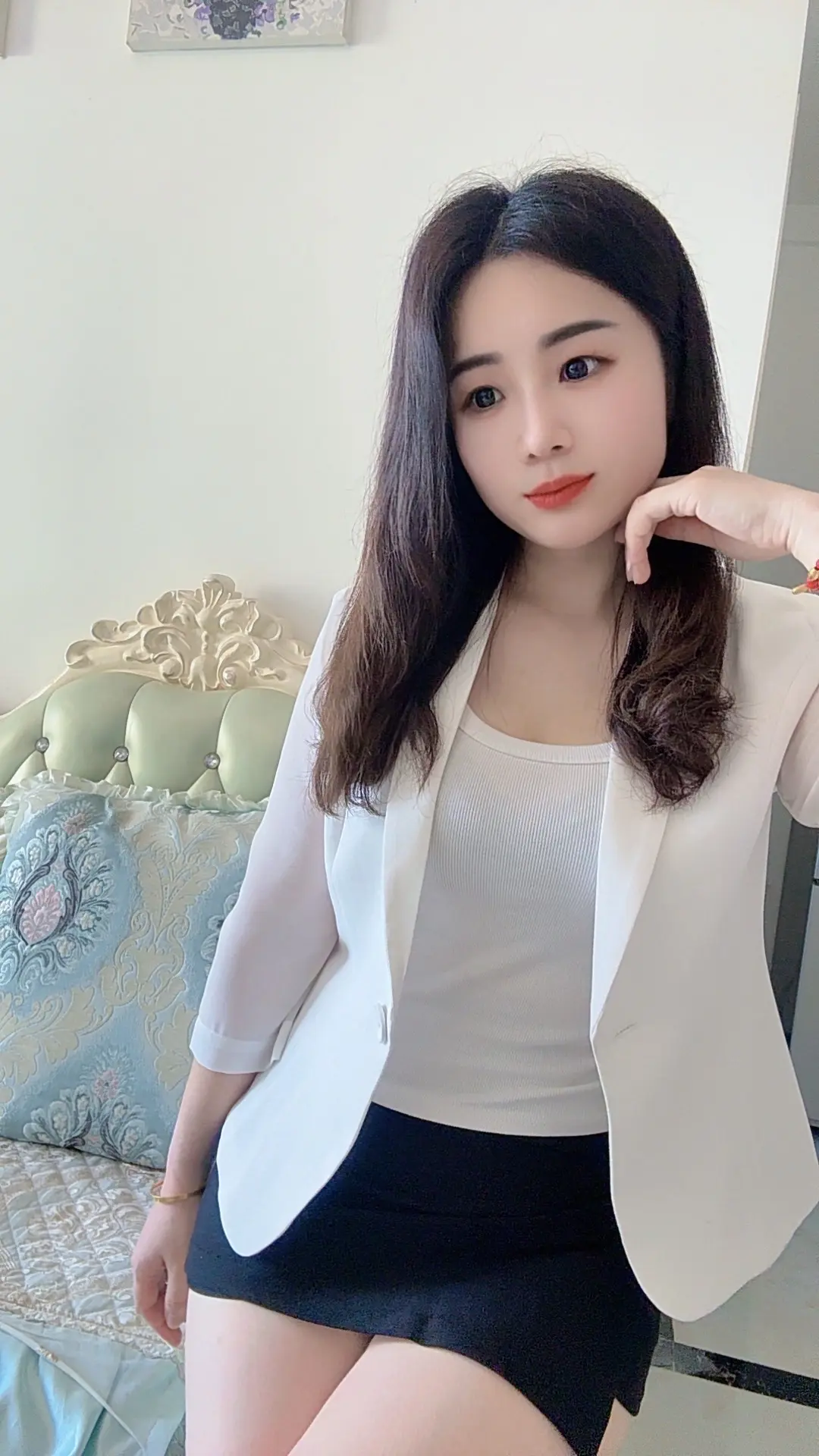 又是一个被心事压垮的夜晚，明明很困，却无法入睡。白天的坚强是给别人看的...