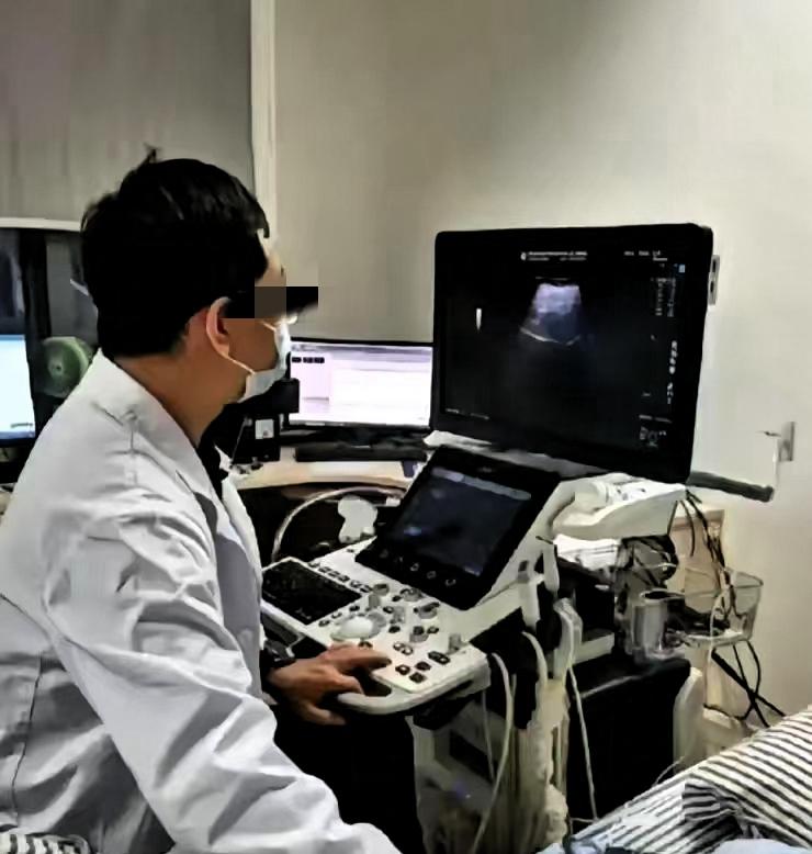 这个医生火了。湖南长沙一55岁男子在医院被诊断出肝癌晚期，情况危急。妻子第一反应