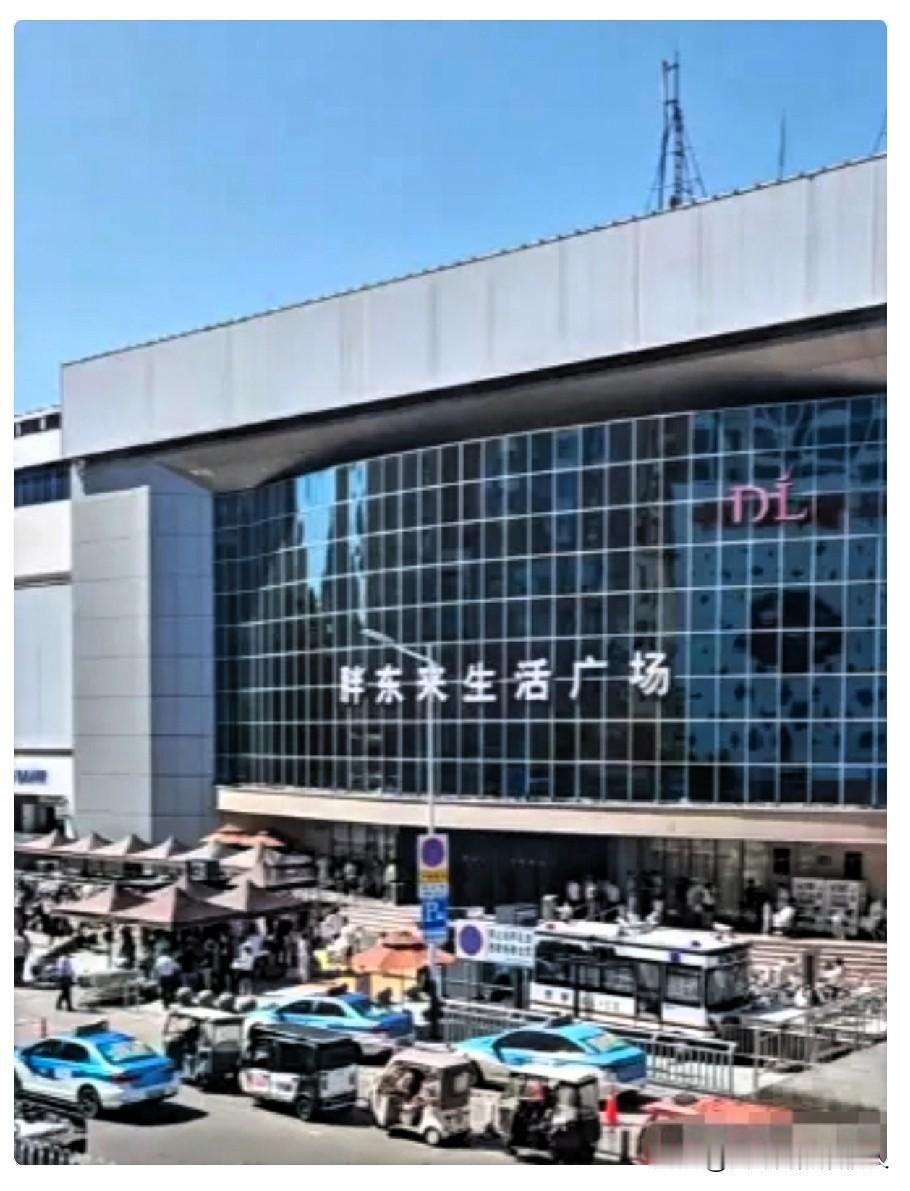 宁可双输，不可单赢！
胖东来是有钱，但不傻，
房东一下把租金从800万涨到240