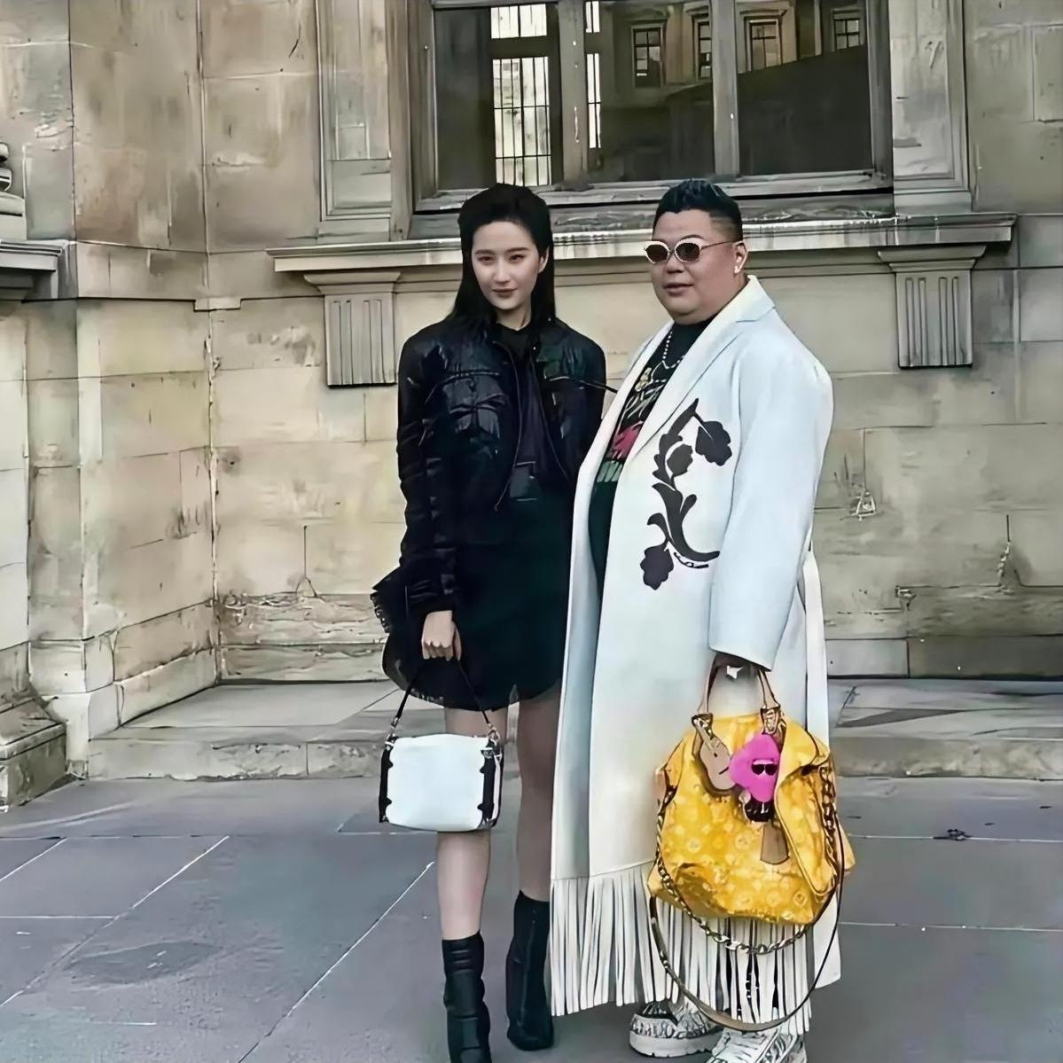 刘亦菲旁边的土豪提的lv包价值1200万，贫穷限制我的想象力，如果是我可能看不上