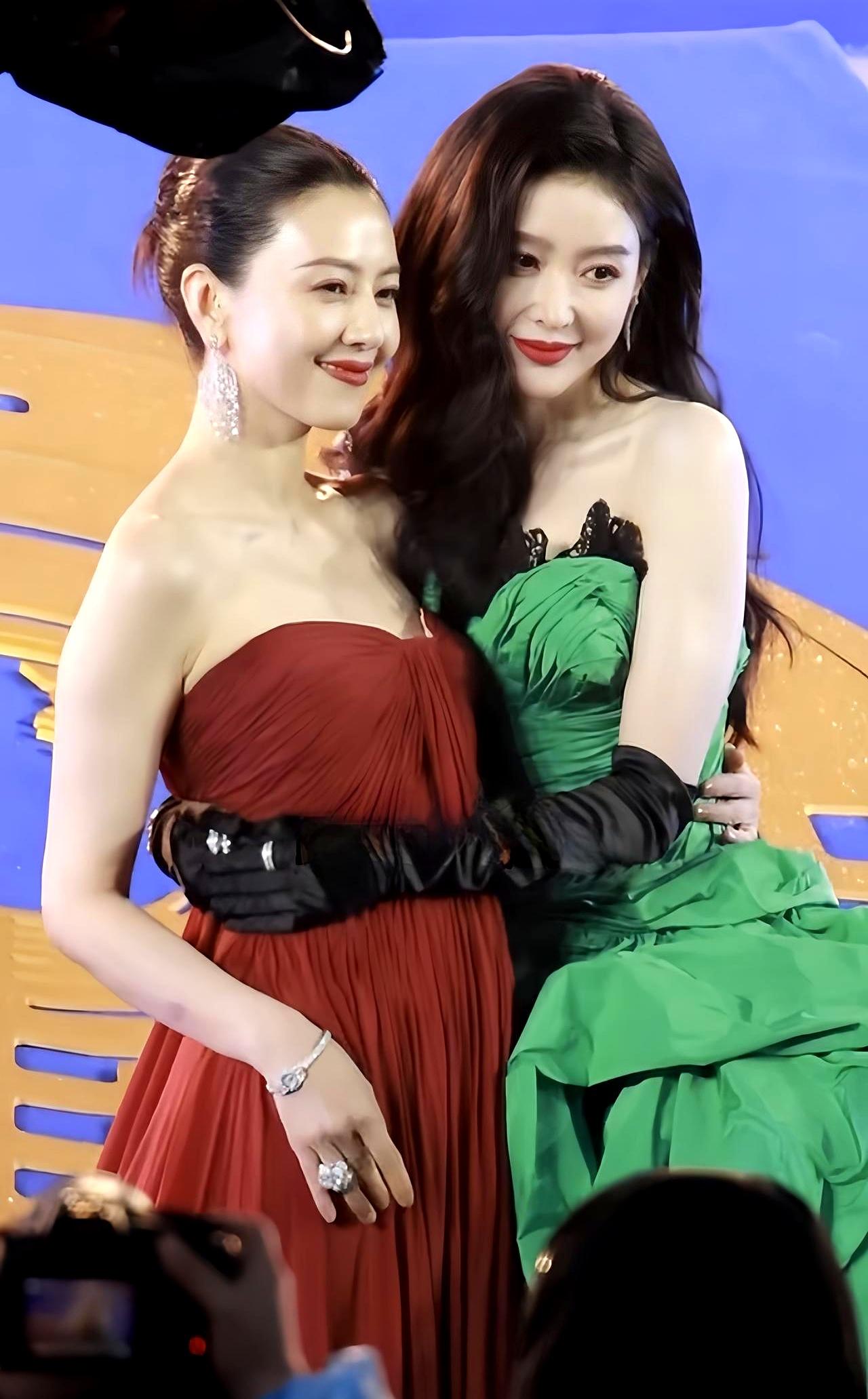 高圆圆张天爱同框！这红绿配真的绝了。
 

北影节红毯上，高圆圆一身正红，张天爱