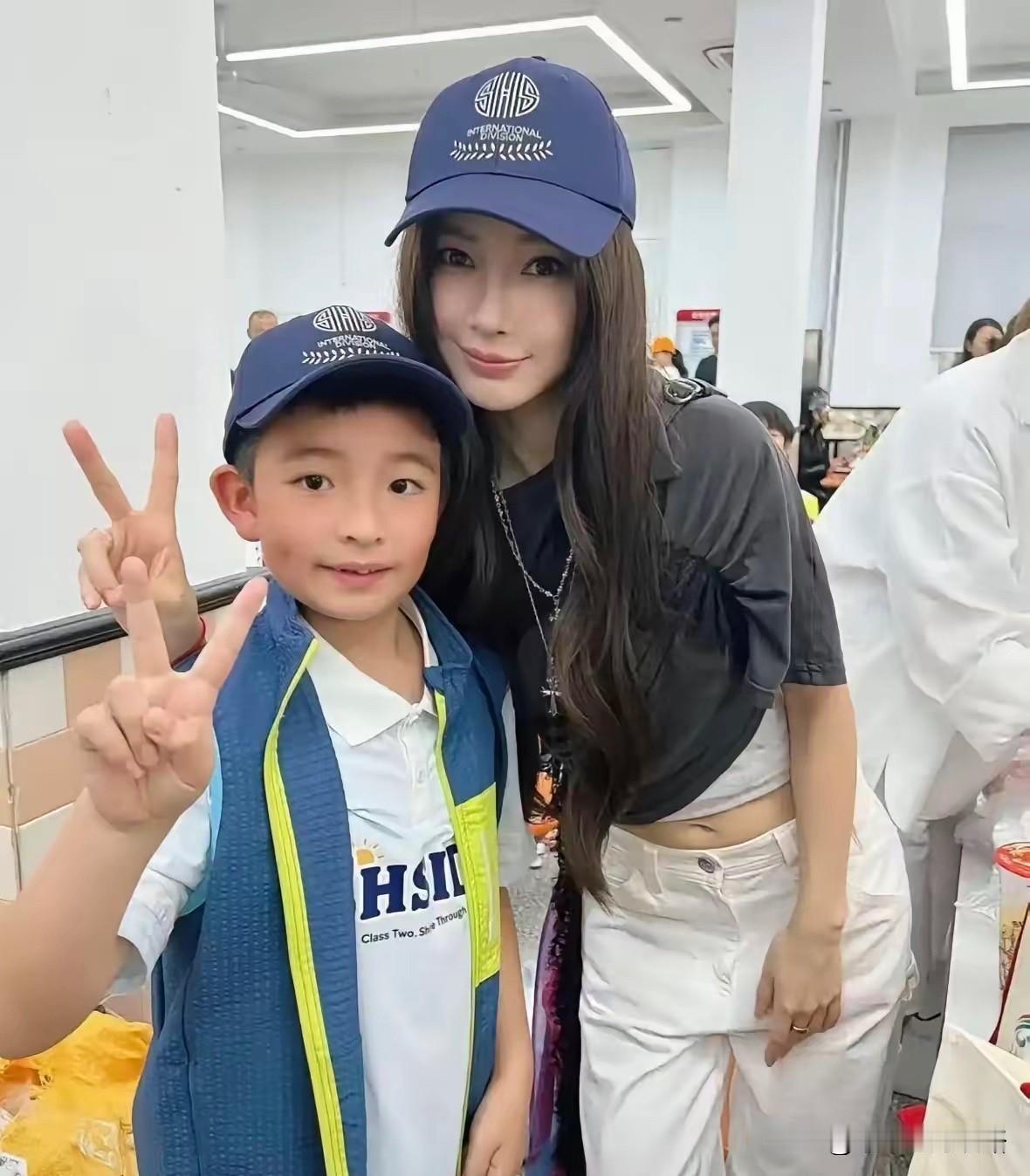 37岁杨颖现身上海中学，陪9岁儿子参加义卖会，露小蛮腰惊艳众人

杨颖，英文名A