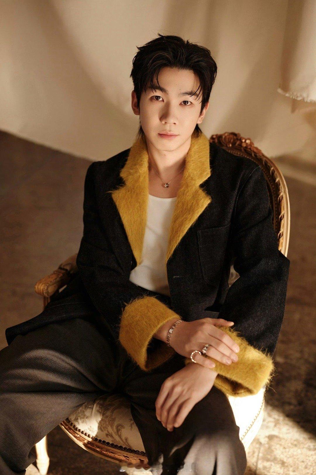 这些衣服是造型师在梦境里采购的吧！色彩碰撞比毕加索还抽象，剪裁设计比薛定谔还玄学