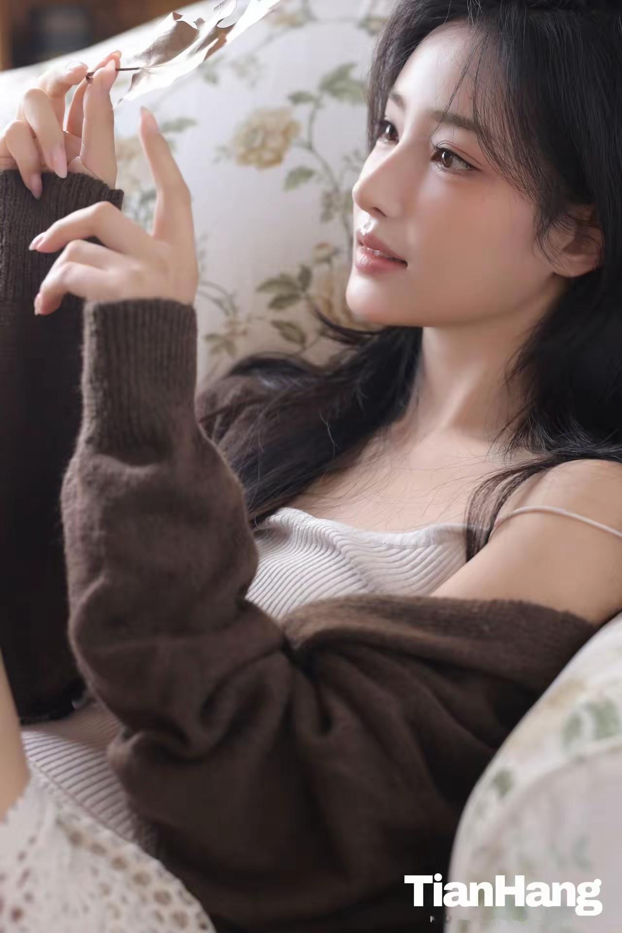 温柔时光，编织美好，享受生活的每一刻。优雅自信穿搭分享