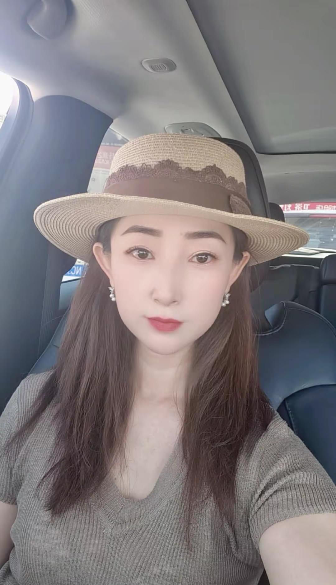 不要急于追赶时间，偶尔慢下来，听一听风讲述远方的故事，看一看云描绘天空的诗。女生