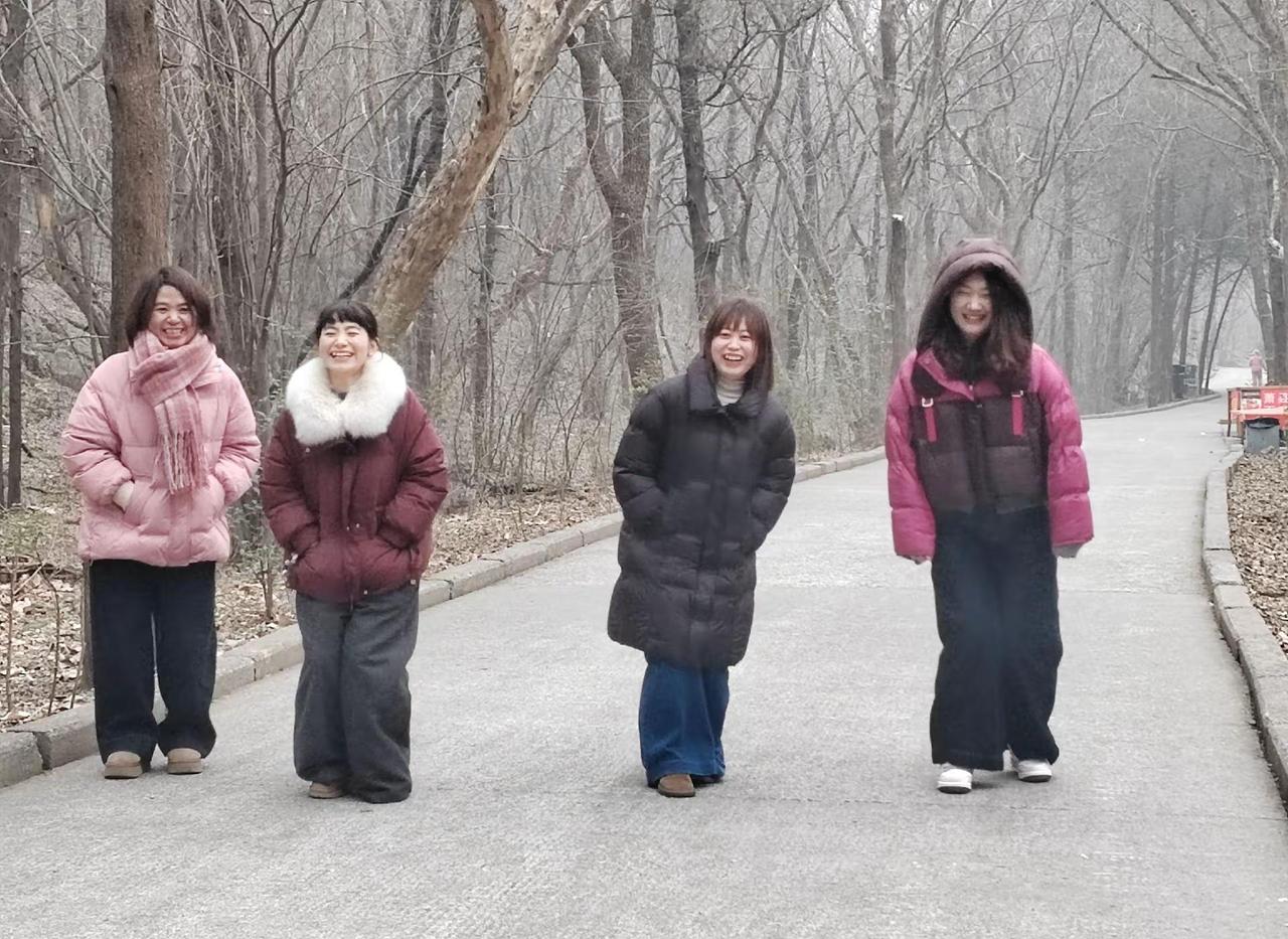 人们用300多天的劳动换来了5-6天的美梦，热闹后的安静更为震耳欲聋。