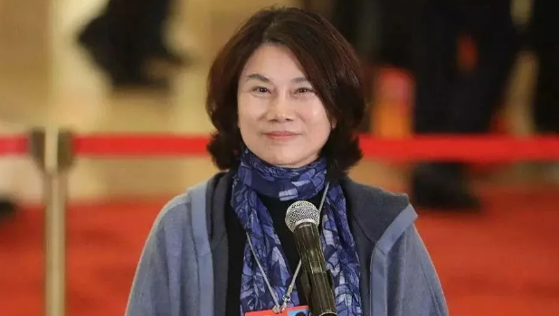 李书福亲自为董明珠交车 两大企业家这波互动有点意思，李书福交车、董明珠站台，看来